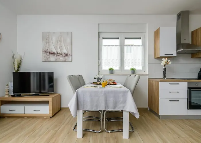 Kate Apartman *